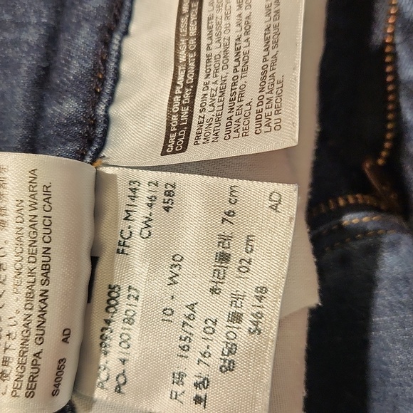 Levi Capris..size 10 - Picture 4 of 4